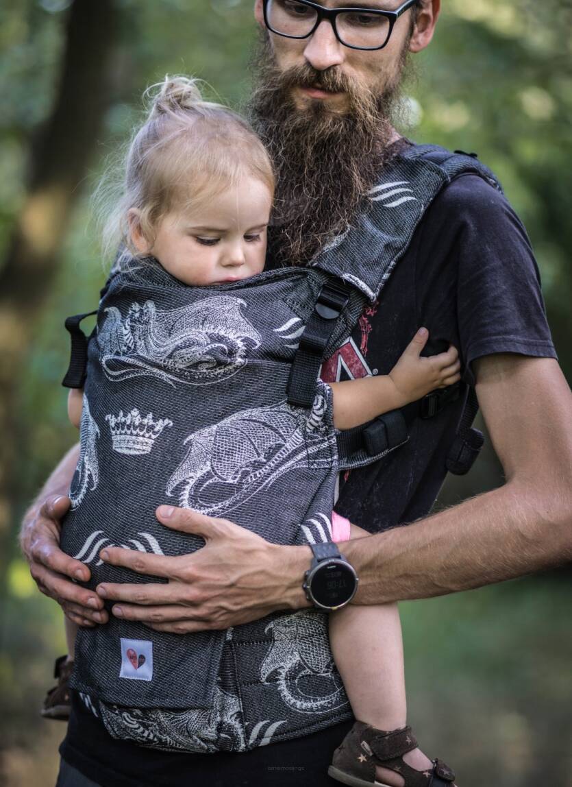 Freely Grow. Ergonomic baby carrier. Dracar Monochrome .